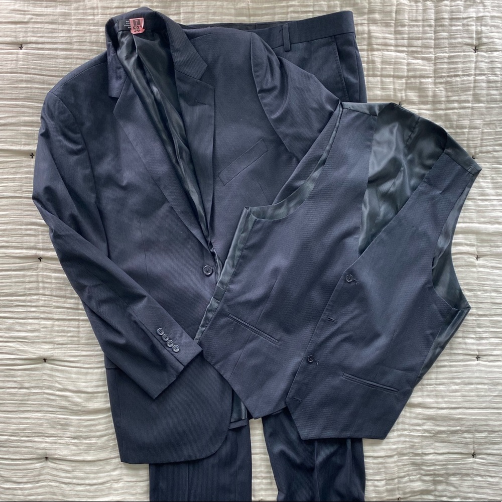 WILKE-RODRIGUEZ Modern Fit 3 pc Men’s Suit